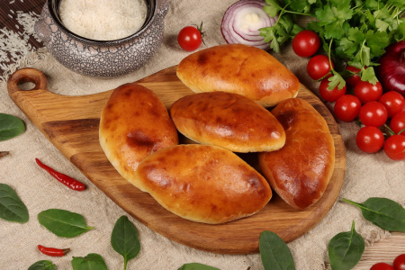 Пирожок с рисом и яйцом 